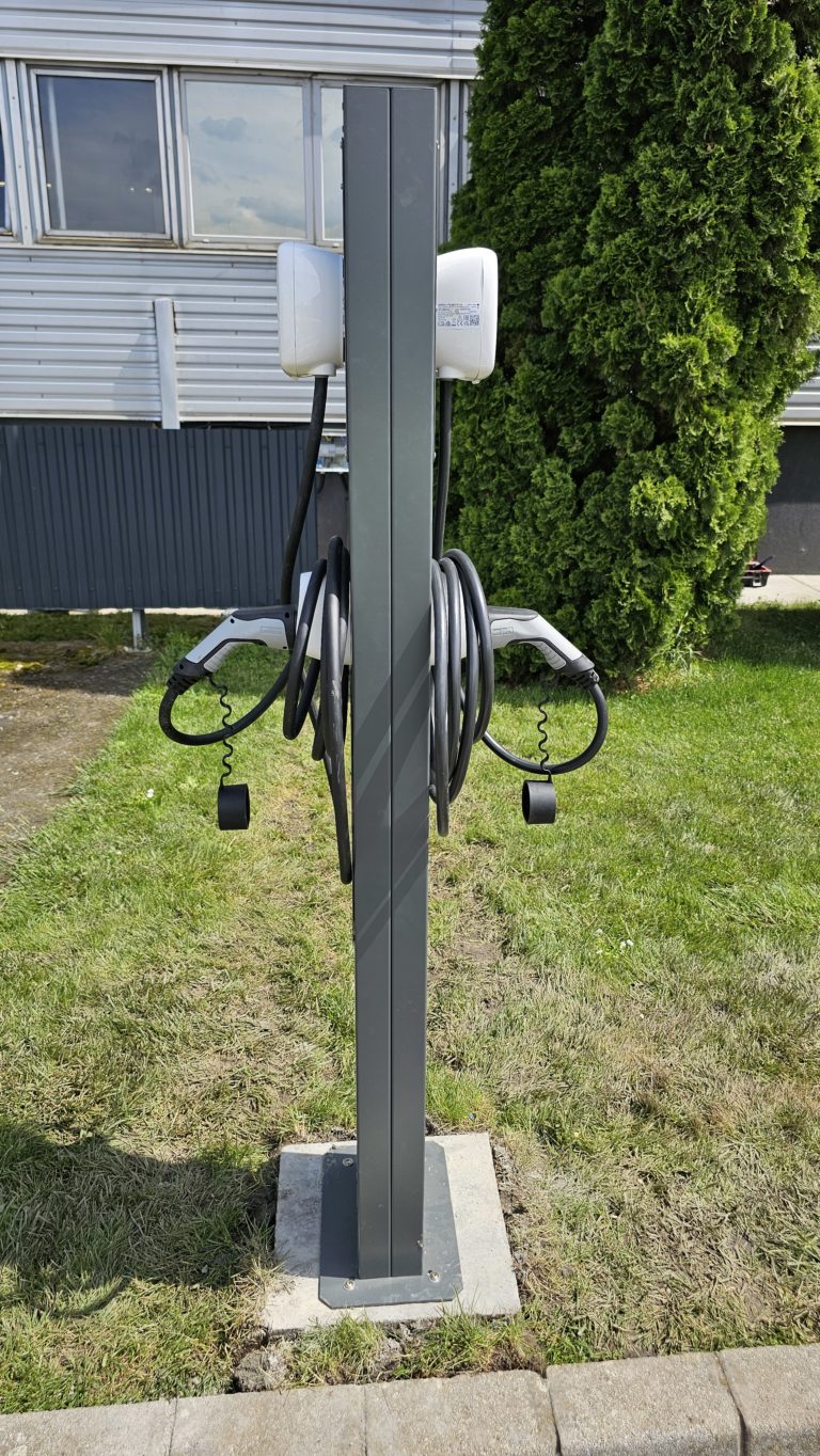 Két elektromosautó töltő oszlop